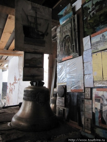 Наверху небольшая выставка — колокола, фотографии, иконы. Тихвин, Россия