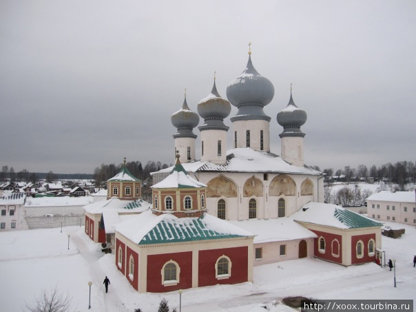 Вид на Успенский собор с высоты колокольни Тихвин, Россия