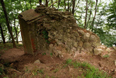 Руины в лесу у замка Бальга
