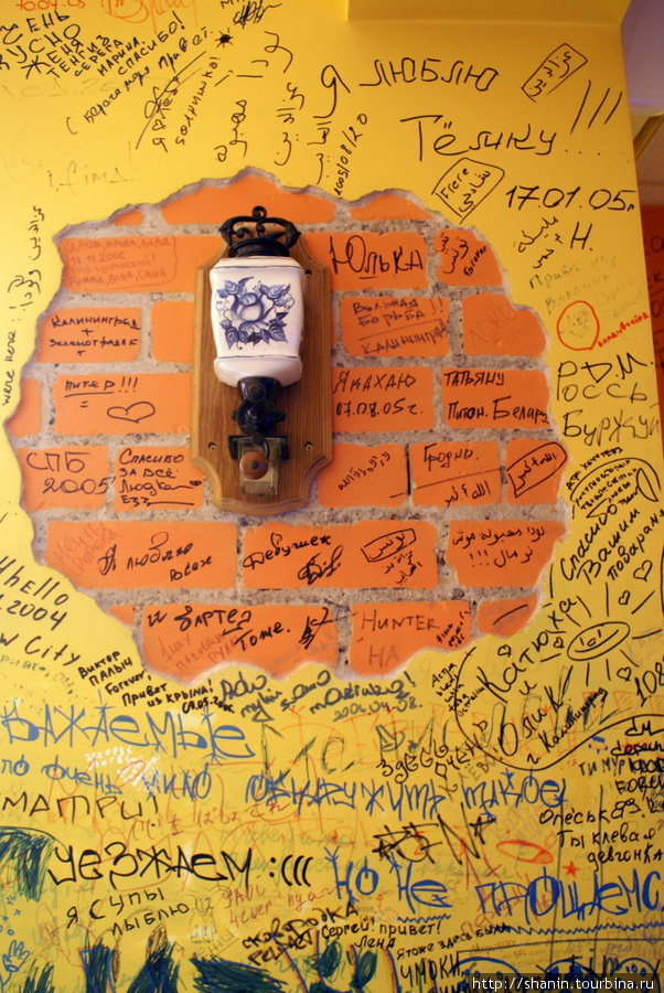 Автографы на стене кафе