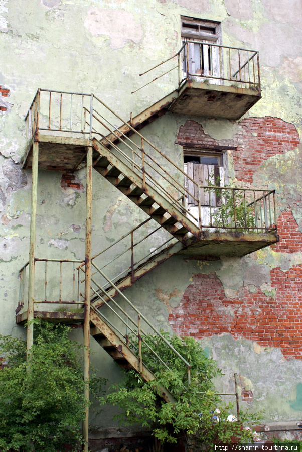 Пожарная лестница у стены старого дома Зеленоградск, Россия