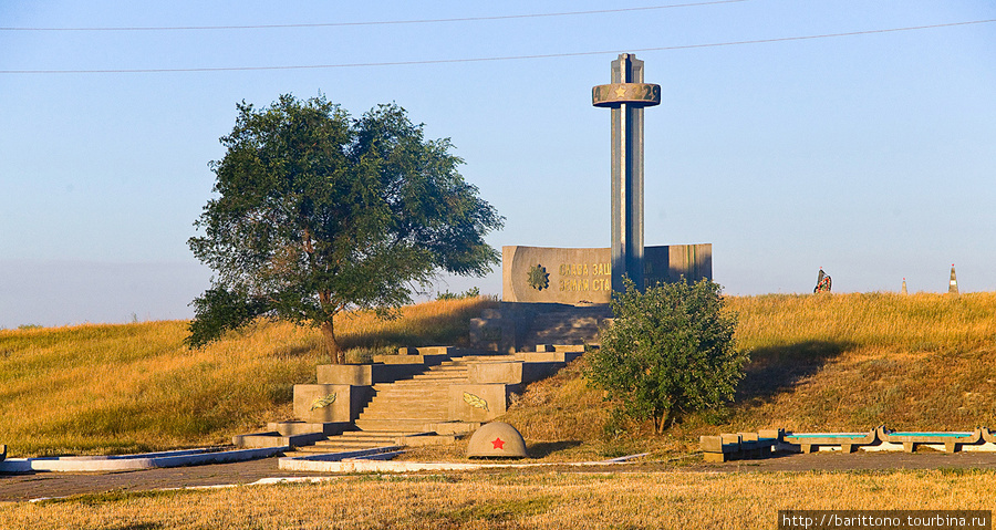 Вдоль трассы множество монументов посвященных павшим в ВОВ Волгоградская область, Россия