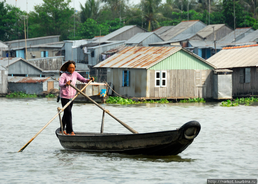 Многие женщины работают перевозчиками за копейки с одного берега реки на другой. Далат, Вьетнам