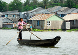 Многие женщины работают перевозчиками за копейки с одного берега реки на другой.