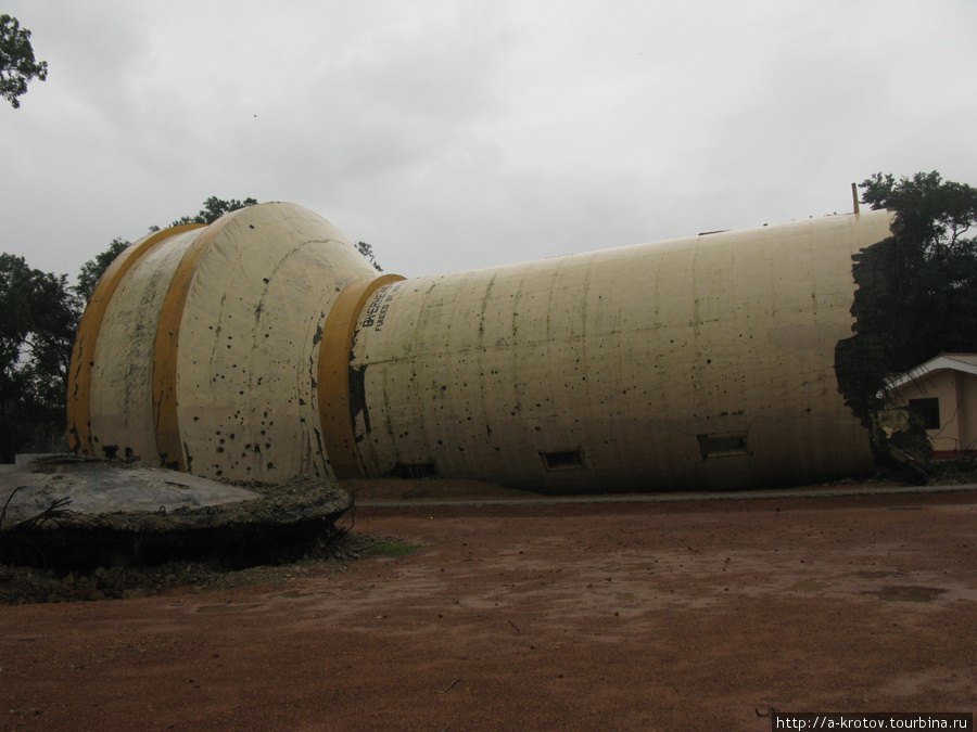 Взорванная водонапорная башня, оставленная в память о войне Килиноччи, Шри-Ланка