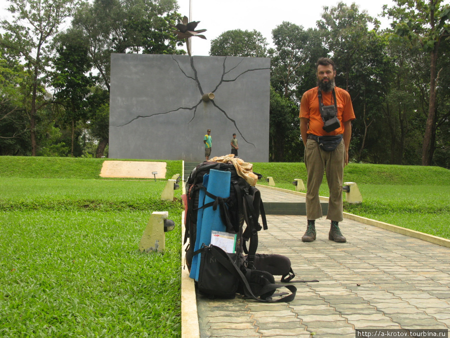 Куб, символ мира, который должен быть очень прочным, построен в 2010 году Килиноччи, Шри-Ланка