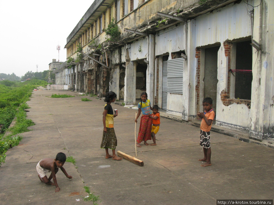 Дети, живущие на вокзале (взрослые на работе, дети тусуются) Джафна, Шри-Ланка