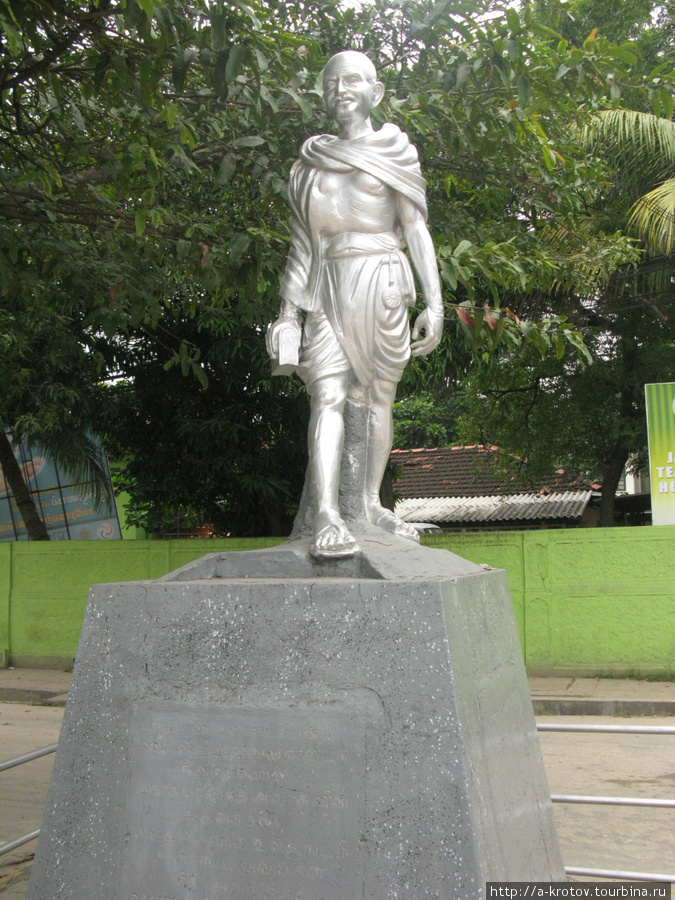 Джаффна. Памятник Махатме Ганди (его тут любят) Джафна, Шри-Ланка