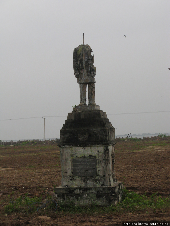 Памятник — уже неизвестно кому. Джафна, Шри-Ланка