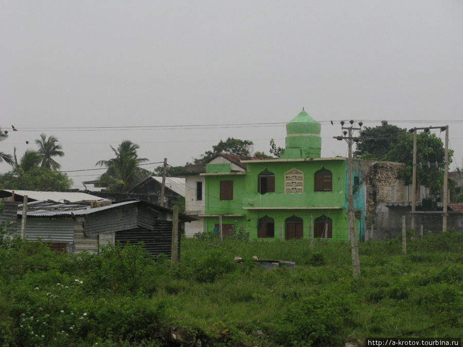 Другая мечеть, сильно разрушенная в войну Джафна, Шри-Ланка