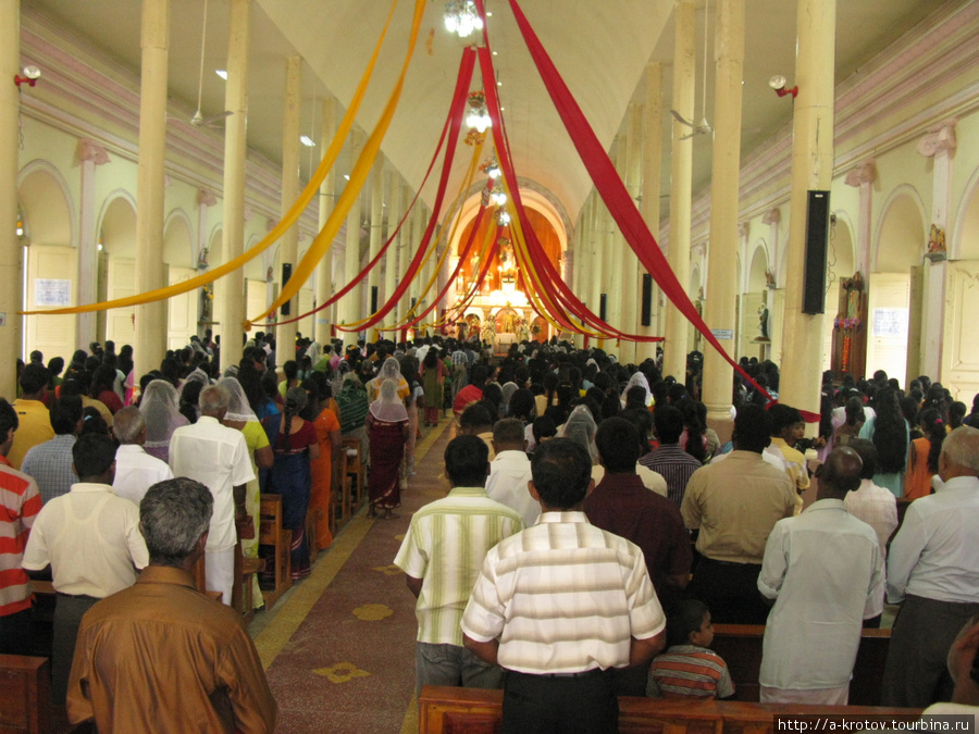 На службе в католическом соборе Джафна, Шри-Ланка