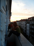 почти в центре, на балконе симпатичного немецкого домика, Настя играет на толлько что символично купленной у хозяина дома губной гармошке за 100 русских рублей