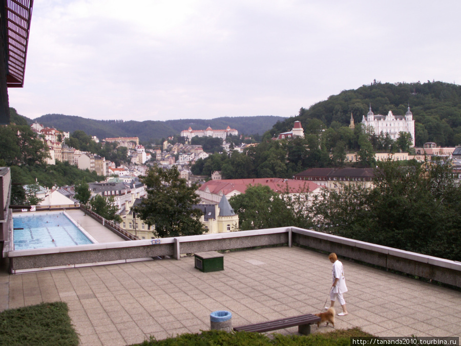 Бассейн, между прочим, с минеральной водой (хочется верить) Карловы Вары, Чехия