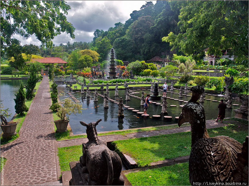 Водный дворец Тиртаганга, Индонезия