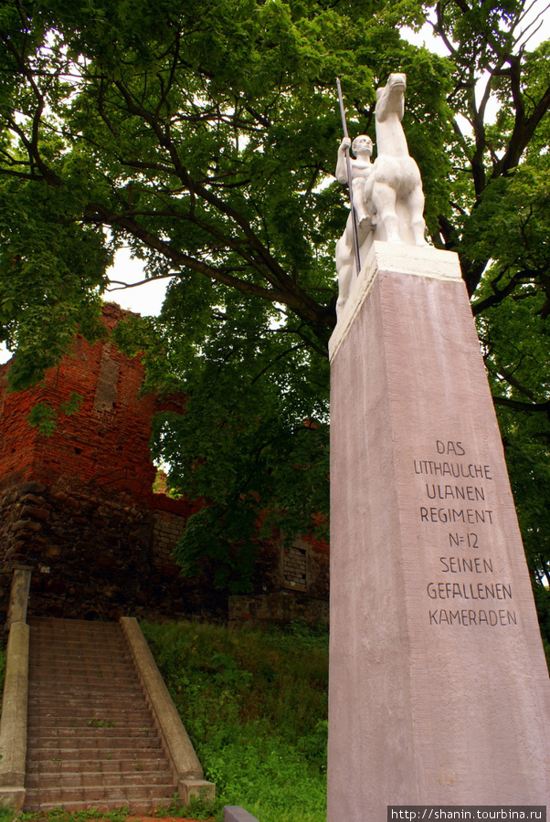 Статуя у входа в замок Инстербург Черняховск, Россия