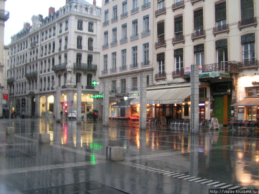 Кафе и ресторанчики окаймляют площадь Лион, Франция