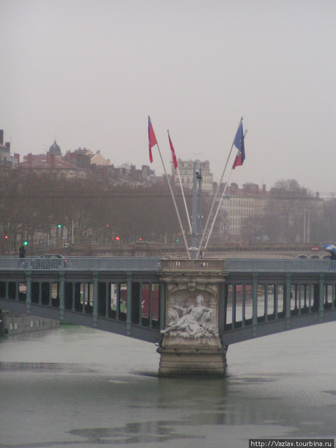 Прячась под мостом от дождя Лион, Франция