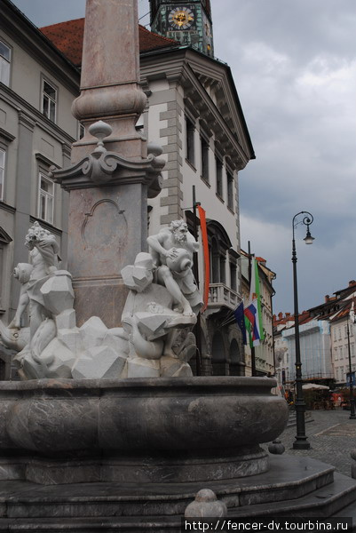 Это, наверное, самый известный фонтан. В центре старого города, прямо у мэрии. Любляна, Словения
