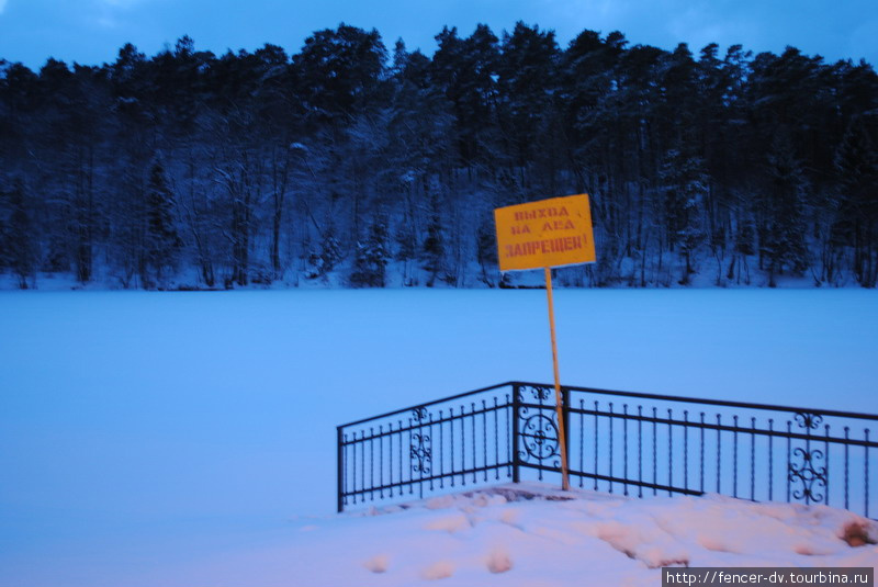 Знак, запрещающий выход на лед имеет ровно обратный эффект: днем детей и рыбаков на льду озера масса.