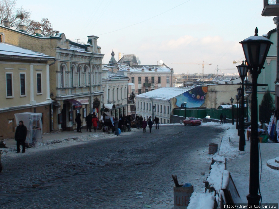 Зимой прогулка по Андреевскому спуску однозначно будет неспешной — довольно скользко, а учитывая, что спуск крутой, есть вероятность скатиться до Подола :) Киев, Украина