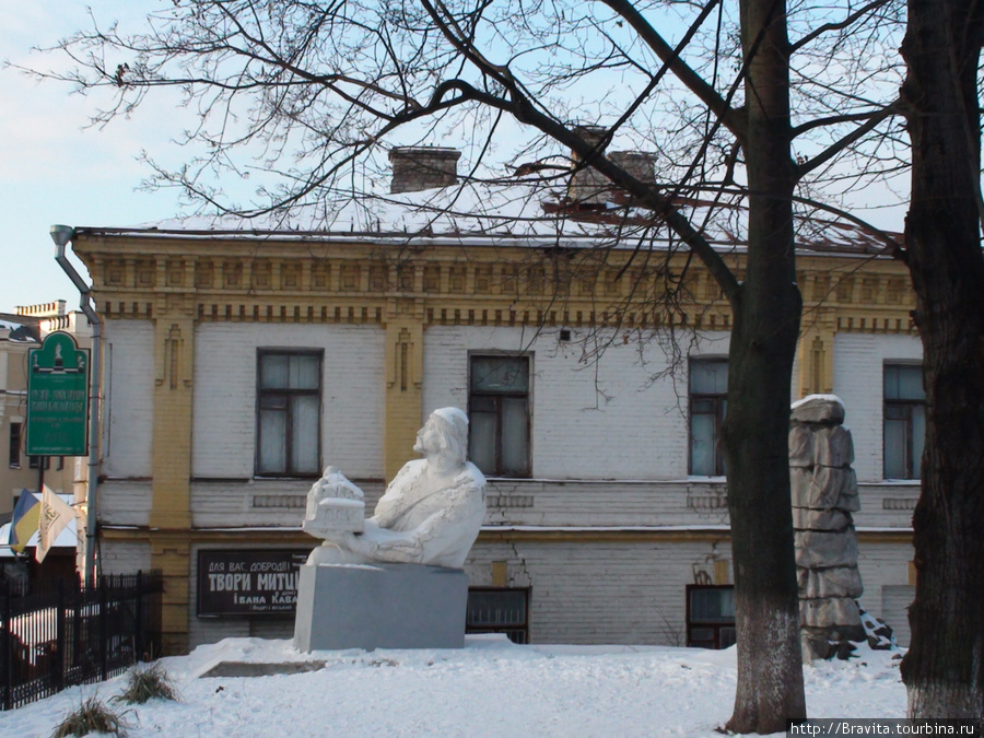 На Андреевском спуске можно увидеть макеты известных киевских памятников. Например, макет памятника Ярославу Мудрому. Киев, Украина