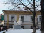 На Андреевском спуске можно увидеть макеты известных киевских памятников. Например, макет памятника Ярославу Мудрому.