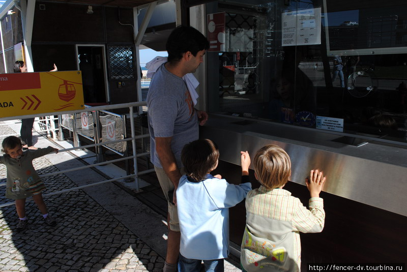 Касса. Канатка очень популярна у детей. Лиссабон, Португалия