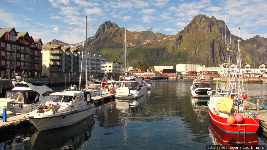 Северная Норвегия Лофотенские острова.
Лофотены,Свольвер (норв. Svolvær)
гавань Свольвера и гора Свольвергейта (Svolværgeita), была первый раз покорена в 1910 году Острова Лофотен, Норвегия