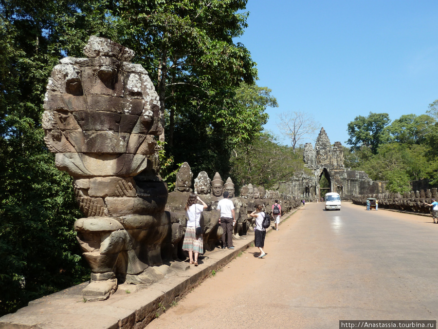 Южные врата на пути в Байон Ангкор (столица государства кхмеров), Камбоджа
