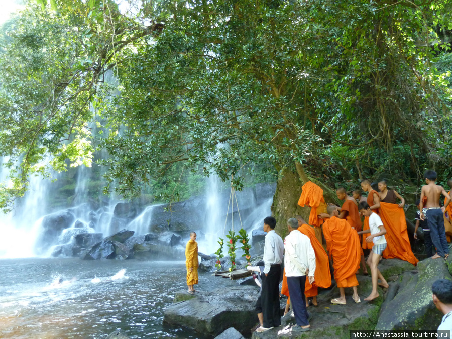 Пном Кулен, купание монахов в водопаде Провинция Сиемреап, Камбоджа