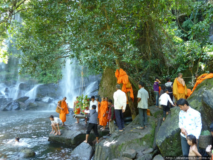 Пном Кулен, купание монахов в водопаде Провинция Сиемреап, Камбоджа