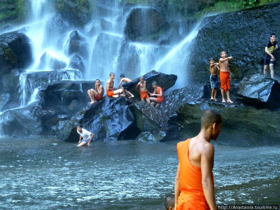 Пном Кулен, купание монахов в водопаде Провинция Сиемреап, Камбоджа