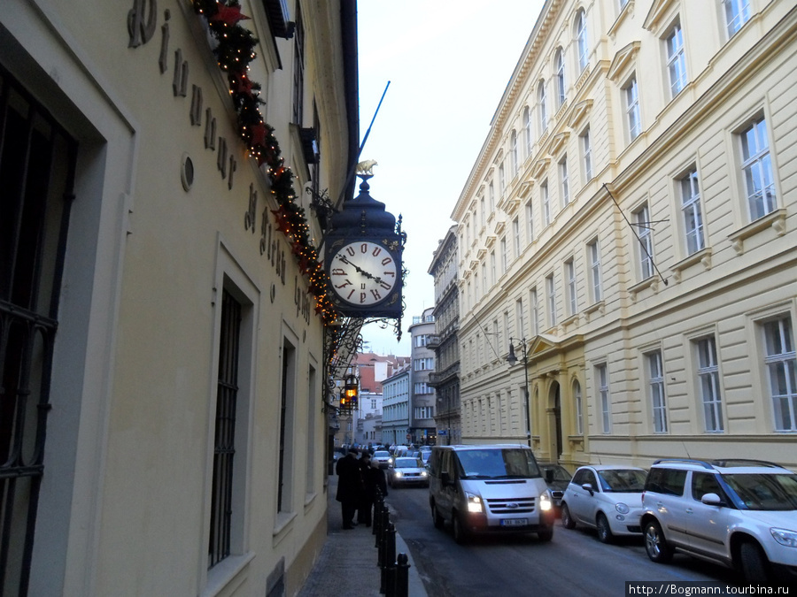 Часы У Флеку с буквами вместо цифр Прага, Чехия