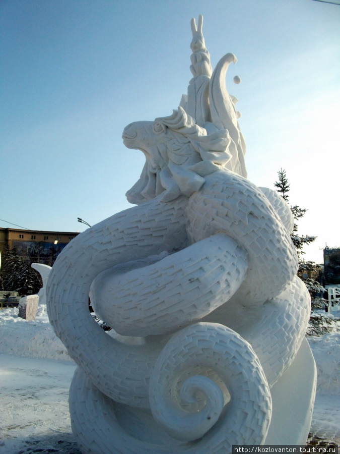 Голова дракона на снегу. Снежные фигуры. Снежные скульптуры. Необычные скульптуры из снега. Скульптура дракона из снега.