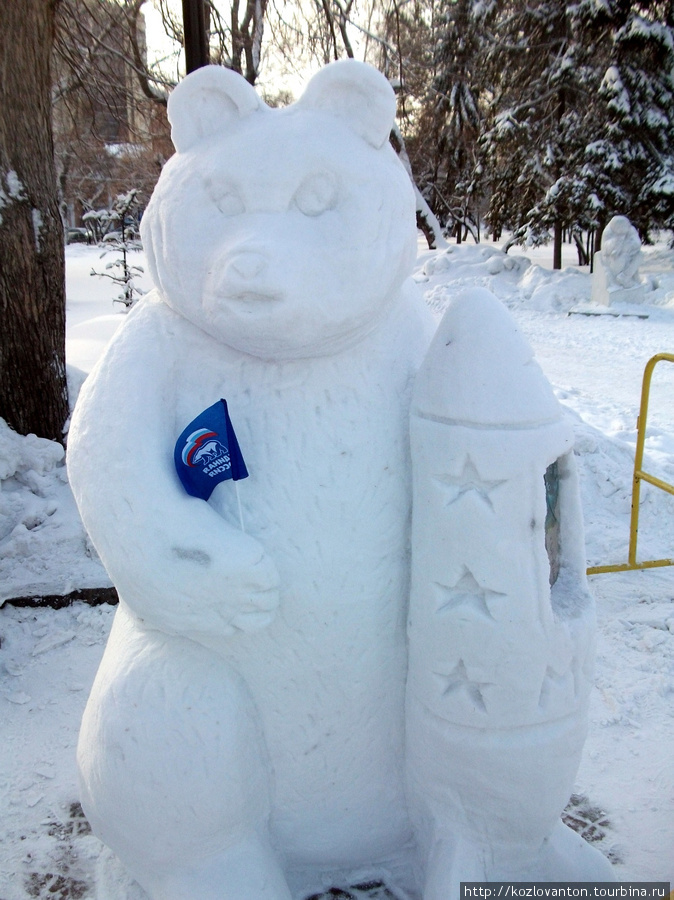 Одна из снежных скульптур посвящена освоению космоса Единой Россией. Новосибирск, Россия
