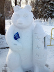 Одна из снежных скульптур посвящена освоению космоса Единой Россией.