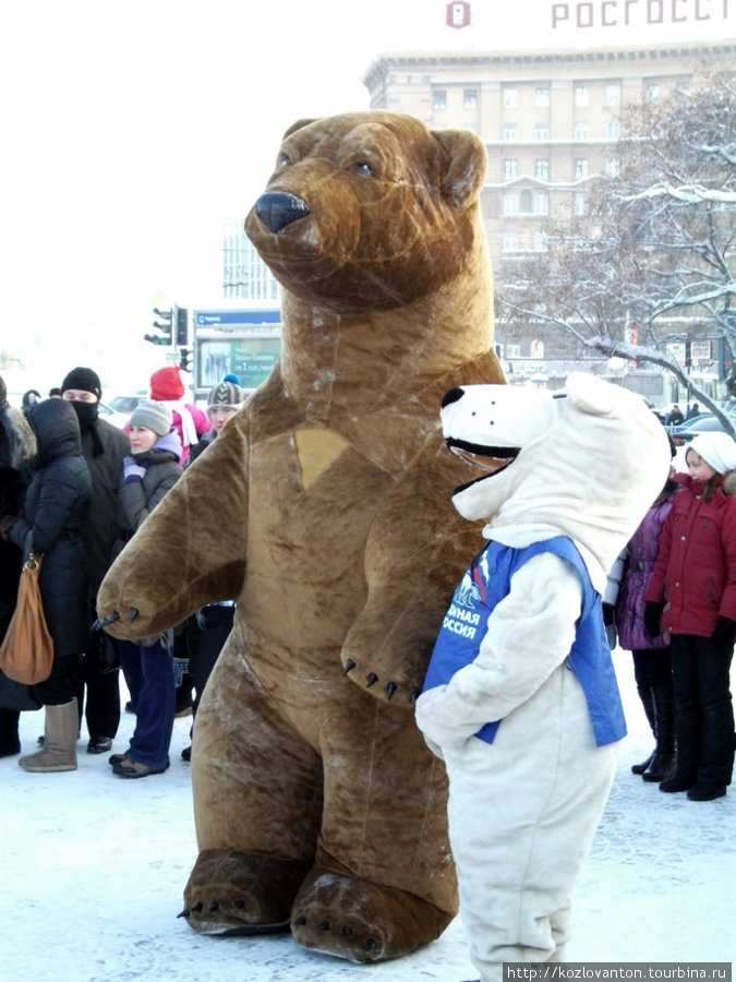 Представитель Единой России со своим таежным собратом приветствуют гостей фестиваля. Новосибирск, Россия