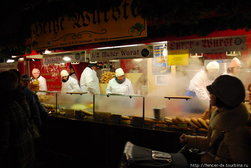 Полуметровые хот-доги популярны не меньше клубники в шоколаде Нюрнберг, Германия