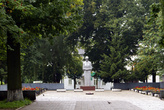 У монумента советским солдатам в Мамоново