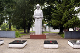 Мемориал советским солдатам в центре Мамоново