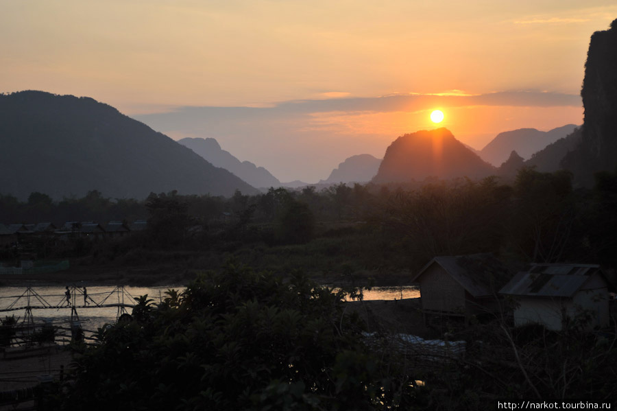 вид из бара на реку Ванвьенг, Лаос