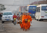 утро, буддисты идут на сбор еды. В Лаосе всего лет пять назад убрали с герба серп и молот и поставили туда самый згаменитый храм. Коммнисты заставляли работать буддистов, организовав колхозы. Буддисты никогда не работают по религии, они медитируют. Религия была сильно ущемлена, теперь буддисты опять не работают, но каждое утро обходят комерсантов для пожертвований, за то у них теперь есть время медитировать.