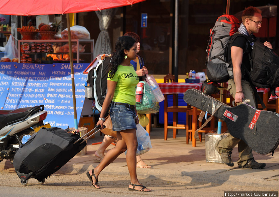 туристы заезжают Ванвьенг, Лаос