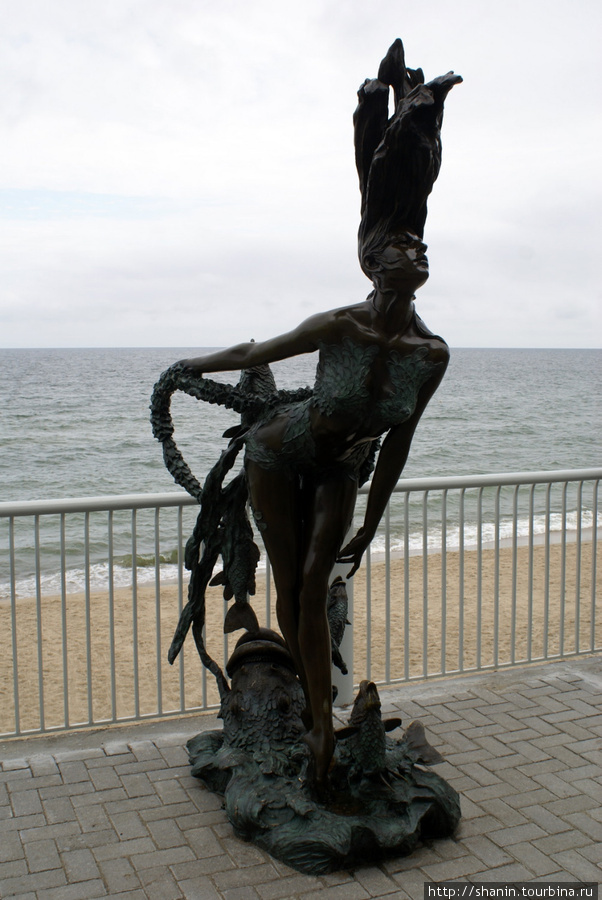Статуя на набережной в Светлогорске