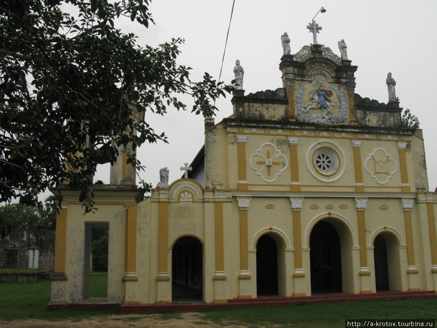 Как и везде на севере, — церквей много и они починены, более-менее Кайтс, Шри-Ланка