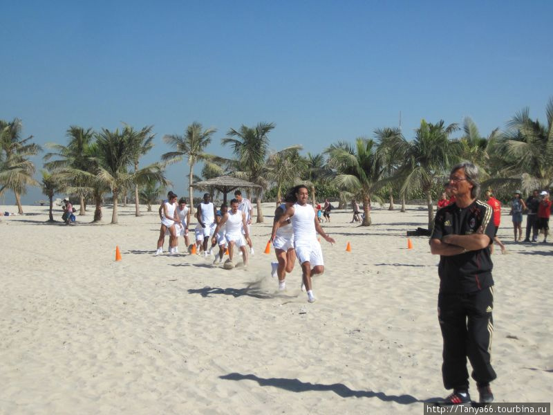 Футбольный клуб «Мила́н» тренируются на пляже ОАЭ