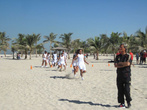 Футбольный клуб «Мила́н» тренируются на пляже
