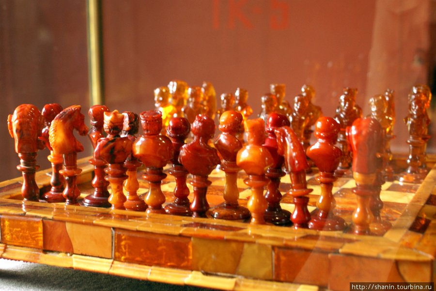 Янтарные шахматы в Музее янтаря в Калининграде Калининград, Россия
