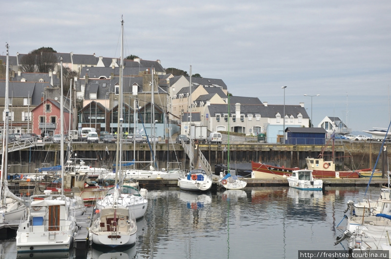 Марина на южном берегу залива Дуарнене — на его берегах и обосновался одноименный рыболовецкий порт и город. Бретань, Франция