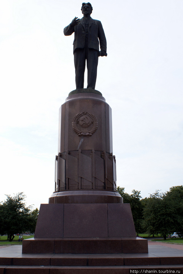 Памятник Калинину — тому самому, в честь которого и переименовали Кёнигсберг в КАлдининград Калининград, Россия